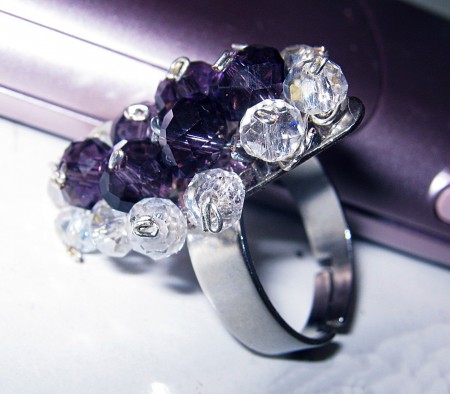 Gyönyürűen csillogó lila és átlátszó swarovski kő alkotta ovális gyűrű